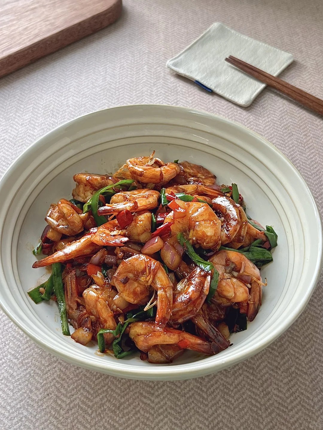 Shell-on shrimp with dried red chiles, onion and scallions.