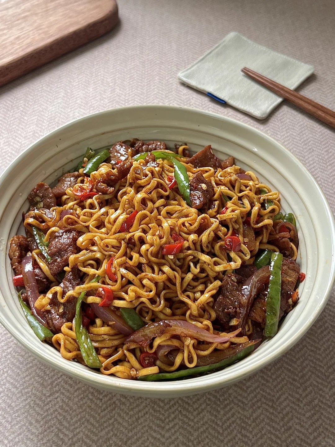 Instant noodles with beef strips and green chiles.